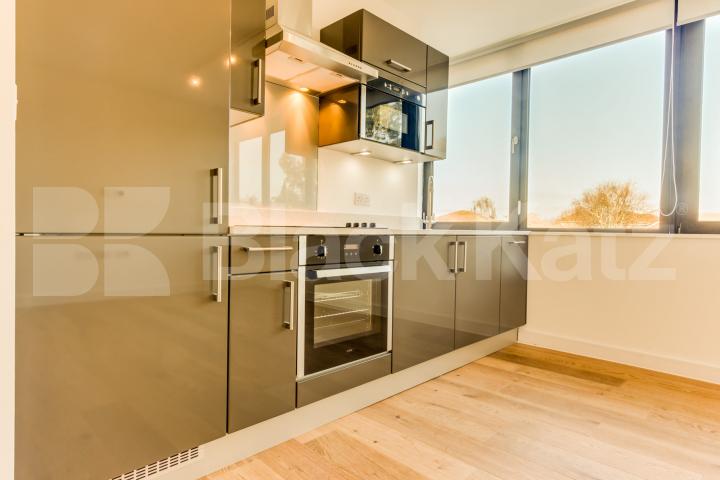 			PRICE REDUCTION, 2 Bedroom, 1 bath, 1 reception Apartment			 Pembroke, Muswell Hill